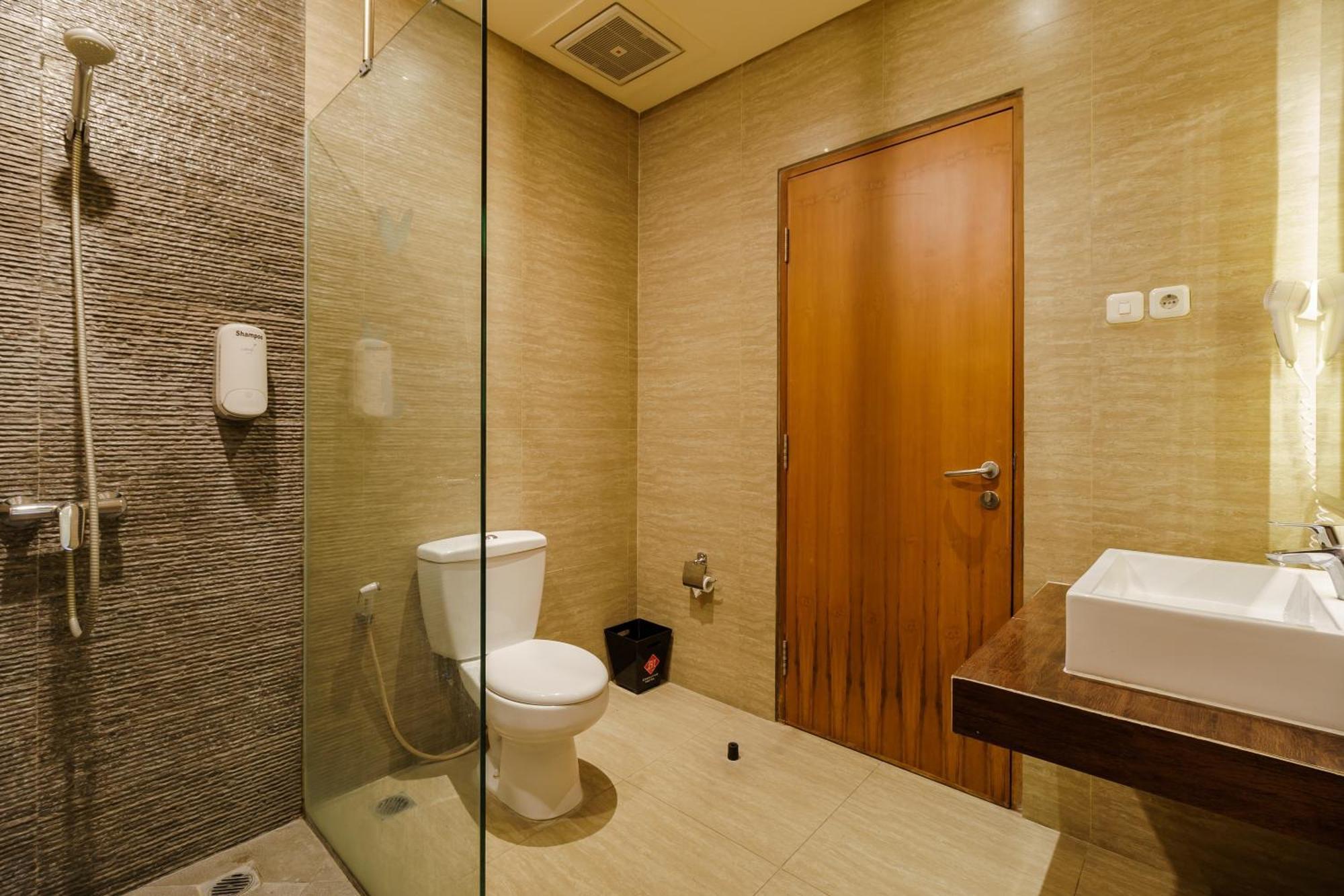 Reddoorz Plus Near Dunia Fantasi Ancol Hotel Jakarta Room photo